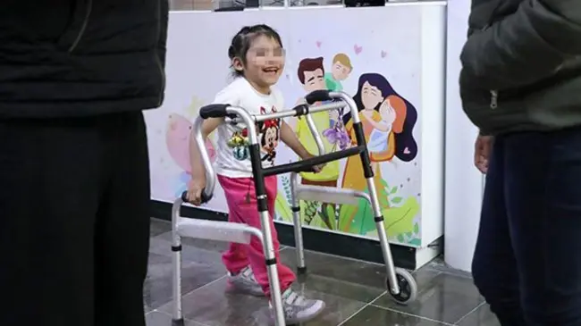 Gracias a la intervención médica en el IMSS, la pequeña celebra ahora el fin de su tratamiento y un nuevo comienzo lleno de esperanza. Foto: IMSS