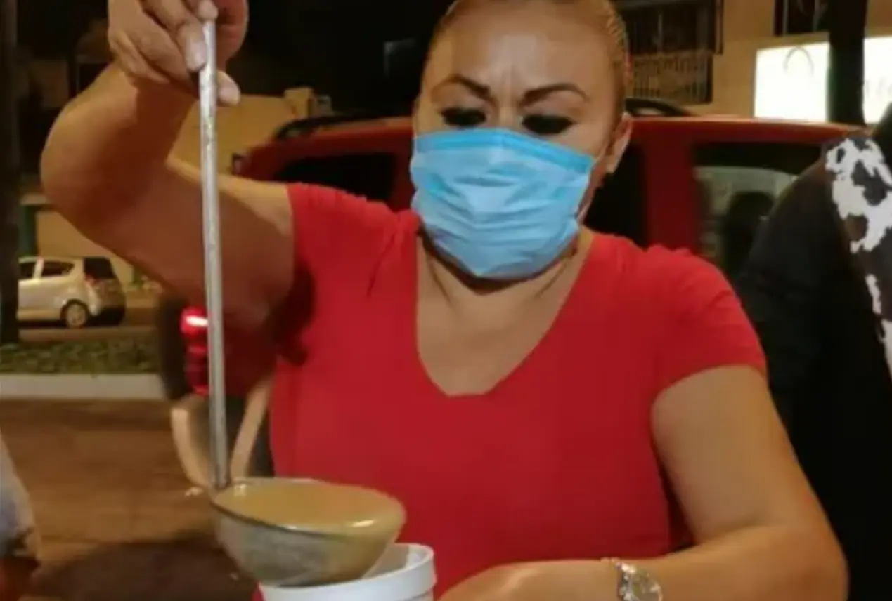 Doña Lupita tiene 45 años vendiendo gorditas y atole en el sector Barrancos.