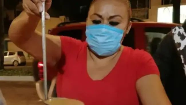 Doña Lupita tiene 45 años vendiendo gorditas y atole en el sector Barrancos.