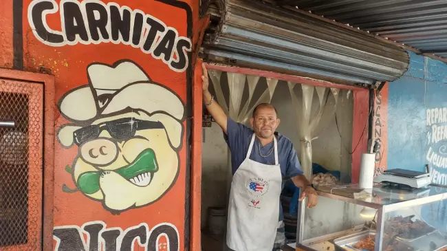 Nicolás Córdova Zúñiga tiene su negocio de carnitas por la transitada calle Hilario Medina, casi esquina con Alberto Terrones.