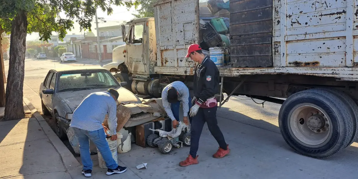 Culiacán refuerza la prevención del dengue con jornada de descacharrización en la colonia Revolución.