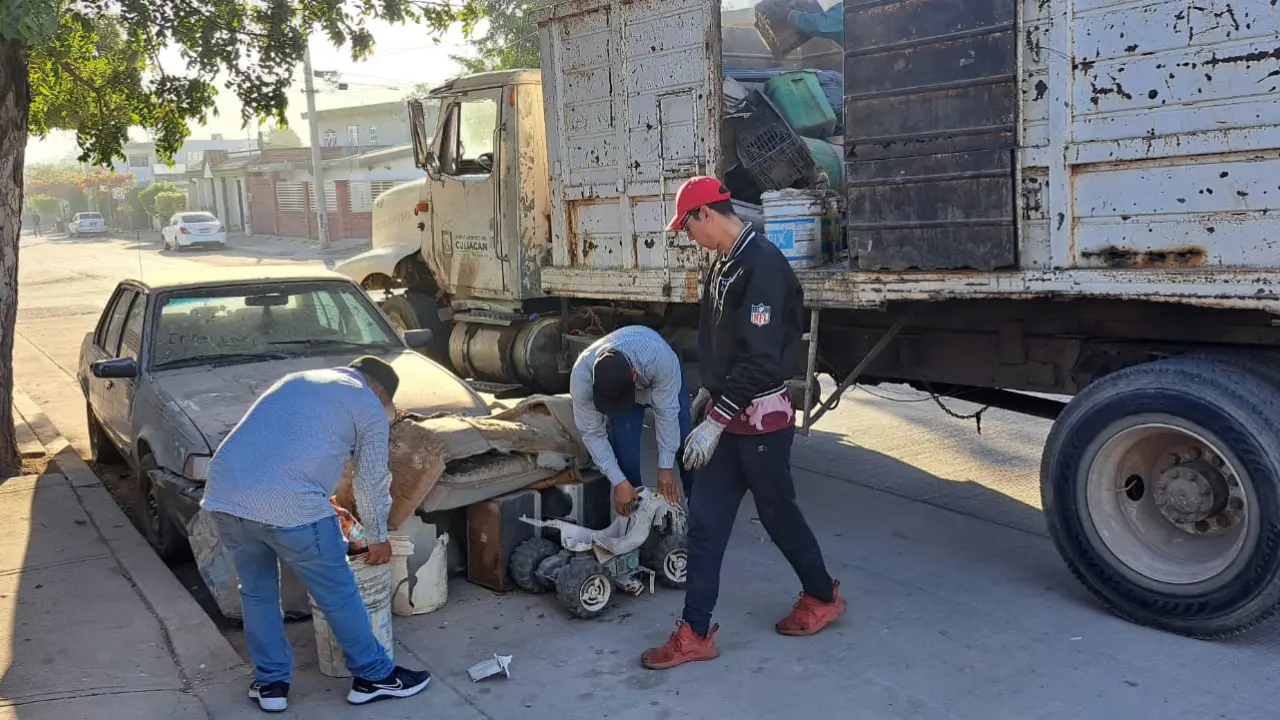 Culiacán refuerza la prevención del dengue con jornada de descacharrización en la colonia Revolución.