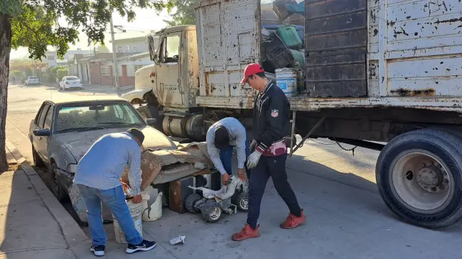 Culiacán refuerza la prevención del dengue con jornada de descacharrización en la colonia Revolución.