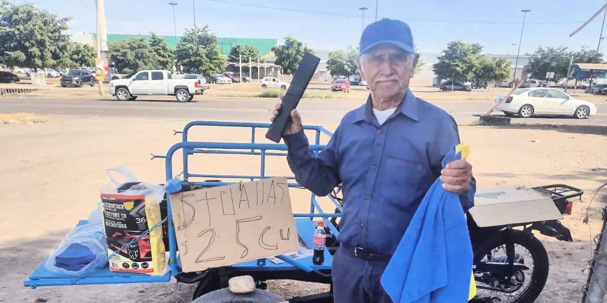 Don Chano sale diariamente de su hogar para buscar el sustento a su familia.