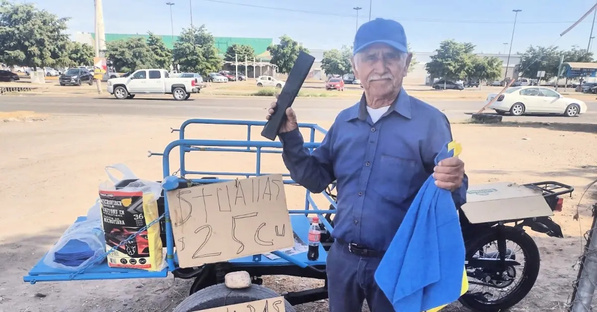 En Culiacán, “Don Chano” es el hombre que trabaja vendiendo toallitas y bolsas negras con el sol en la espalda y la sonrisa en el rostro