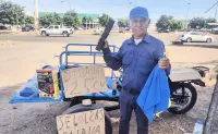 En Culiacán, "Don Chano" es el hombre que trabaja vendiendo toallitas y bolsas negras con el sol en la espalda y la sonrisa en el rostro