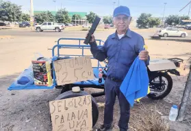 En Culiacán, "Don Chano" es el hombre que trabaja vendiendo toallitas y bolsas negras con el sol en la espalda y la sonrisa en el rostro