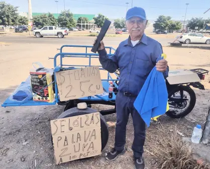 En Culiacán, "Don Chano" es el hombre que trabaja vendiendo toallitas y bolsas negras con el sol en la espalda y la sonrisa en el rostro