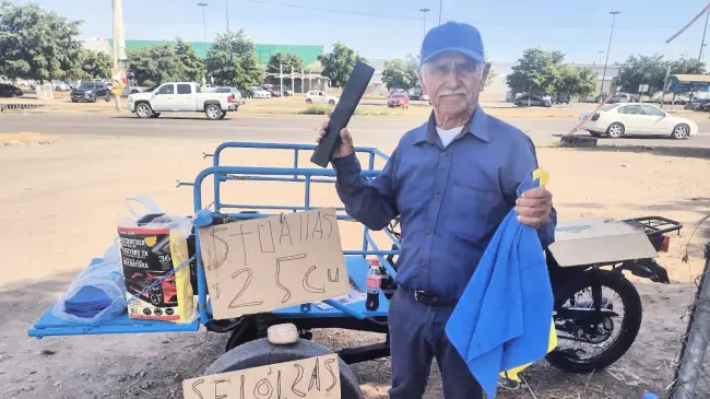 Don Chano sale diariamente de su hogar para buscar el sustento a su familia.