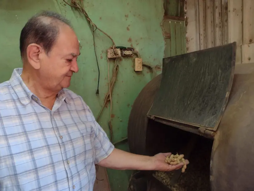 Los cacahuates son tostados con mucha pasión por Don Toño y su familia.