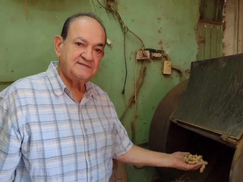 Con dedicación Don Toño trabaja en su Cacahuatería San Román.