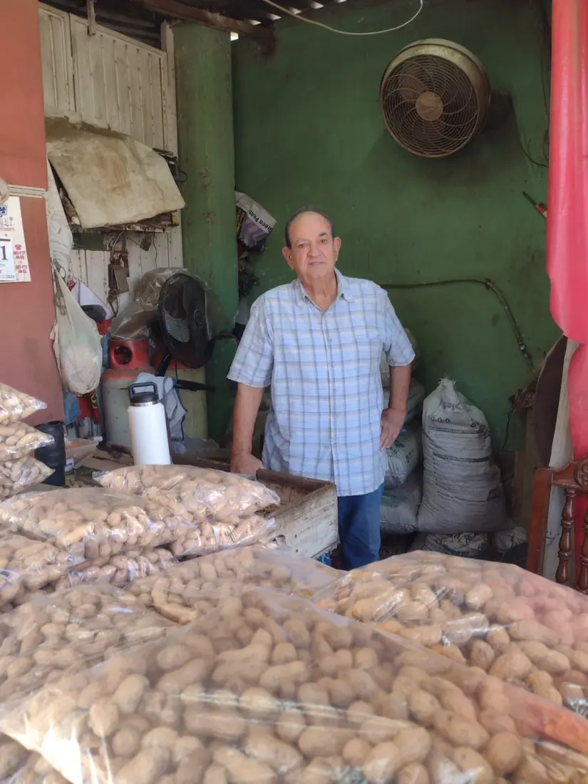 Con mucho orgullo, Don Toño sigue en pie luchando por su cacahuatería.