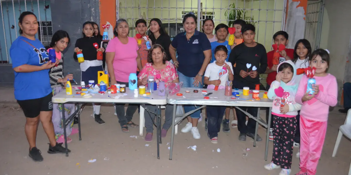 El taller de manualidades, permitió a los residentes de todas las edades crear decoraciones llenas de cariño, que muchos planeaban regalar a personas especiales. Foto: Juan Madrigal