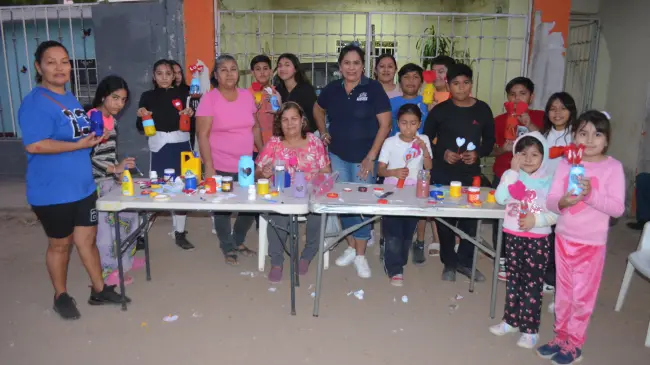 El taller de manualidades, permitió a los residentes de todas las edades crear decoraciones llenas de cariño, que muchos planeaban regalar a personas especiales. Foto: Juan Madrigal