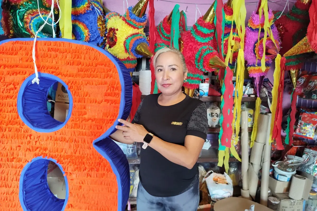 Isabel García elabora sueños y piñatas en el taller habilitado en su casa, por la calle Terrones, casi esquina con Hilario Medina.