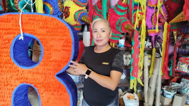 Isabel García elabora sueños y piñatas en el taller habilitado en su casa, por la calle Terrones, casi esquina con Hilario Medina.