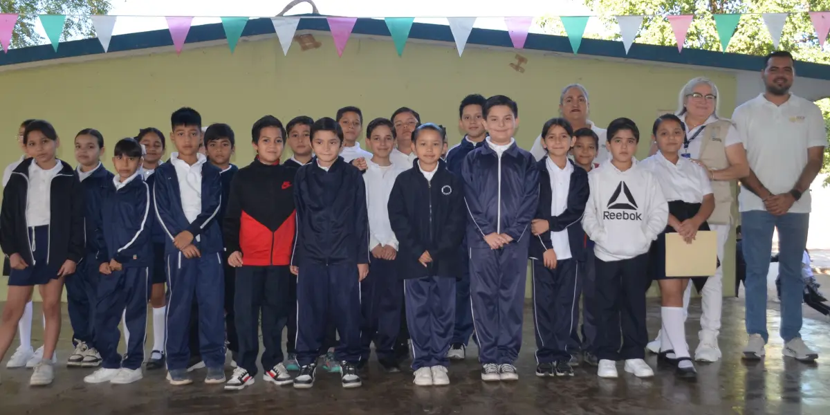 Con mensajes de esperanza y unidad, padres de familia, docentes y estudiantes de la primaria Niños Héroes alzan la voz por la paz. Foto: Juan Madrigal