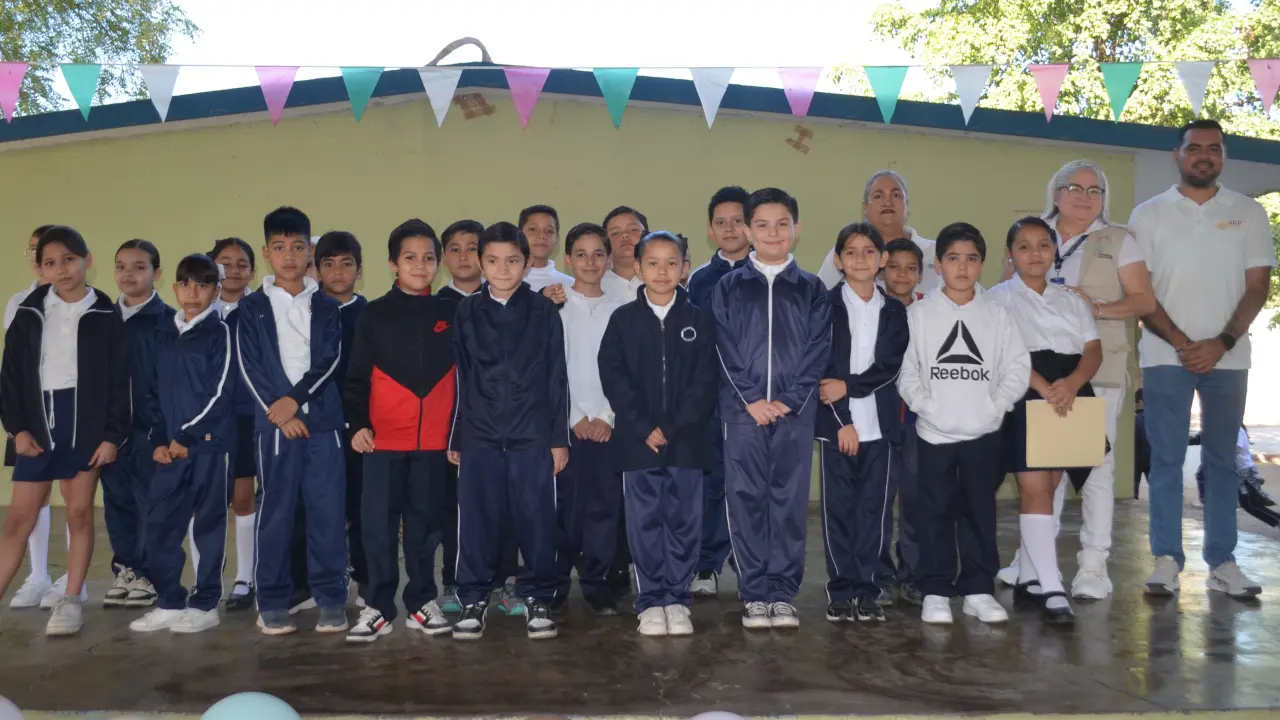 Con mensajes de esperanza y unidad, padres de familia, docentes y estudiantes de la primaria Niños Héroes alzan la voz por la paz. Foto: Juan Madrigal