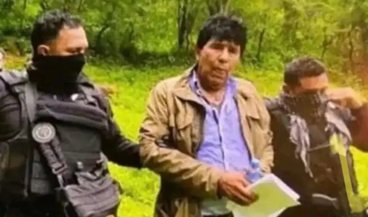 Agentes escoltan al narcotraficante Rafael Caro Quintero.