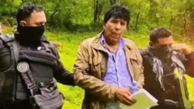 Agentes escoltan al narcotraficante Rafael Caro Quintero.