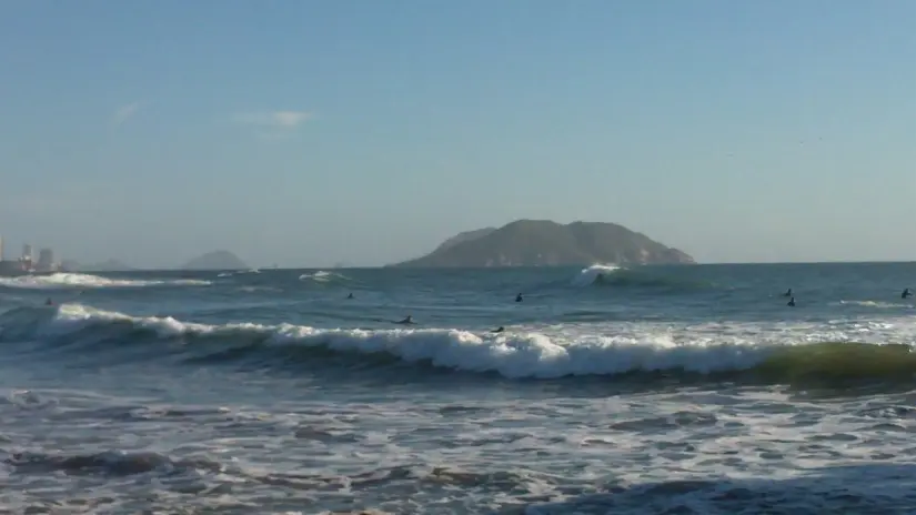 Surfeas en la Playa Brujas, Mazatlán, Sinaloa.