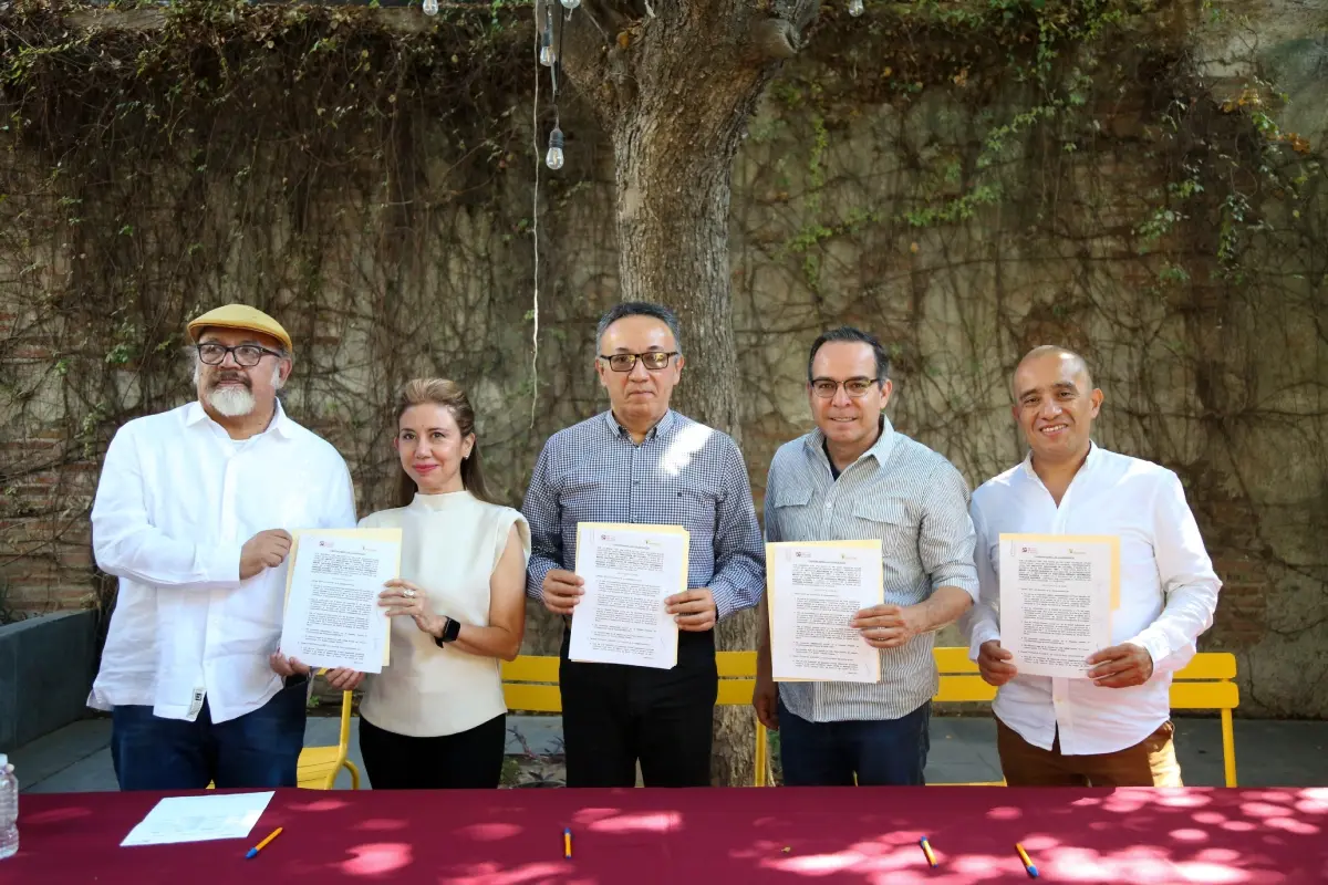 Representantes del ISIC y Parques Alegres IAP, durante la firma del convenio para iniciar el programa El Arte Alegra Tu Parque este sábado 1 de marzo.