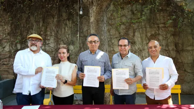 Representantes del ISIC y Parques Alegres IAP, durante la firma del convenio para iniciar el programa El Arte Alegra Tu Parque este sábado 1 de marzo.