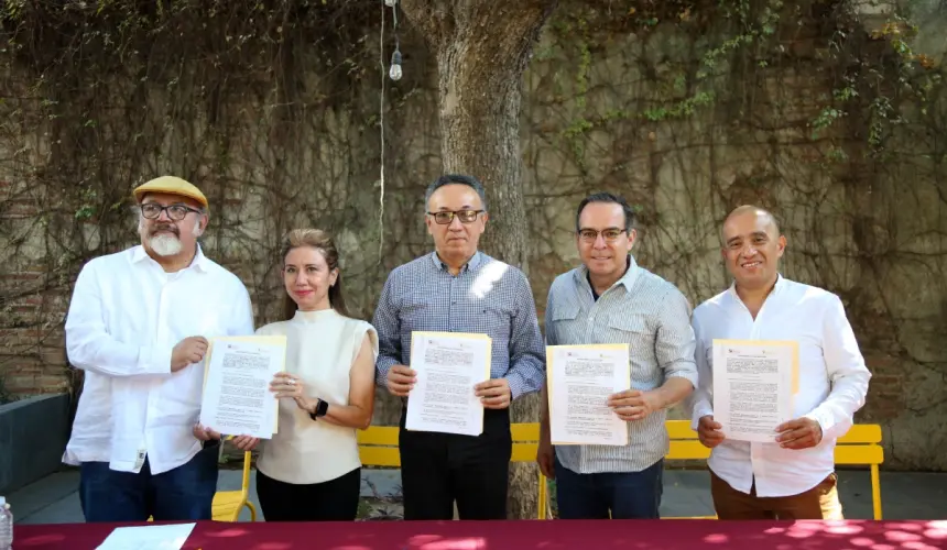 Representantes del ISIC y Parques Alegres IAP, durante la firma del convenio para iniciar el programa El Arte Alegra Tu Parque este sábado 1 de marzo.