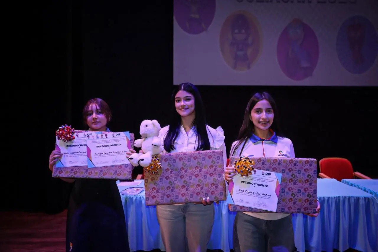 Ana Sofía Quintana Vega, ganadora del Niño Impulsor de la Transformación 2025, junto con Ana Camila Ríos León y Leticia Gaytán Cárdenas, quienes obtuvieron el segundo y tercer lugar respectivamente, fueron premiadas con laptops como parte de su reconocimiento por su destacada participación