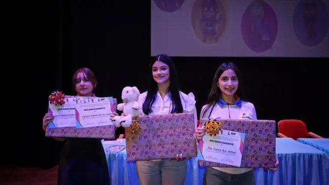 Ana Sofía Quintana Vega, ganadora del Niño Impulsor de la Transformación 2025, junto con Ana Camila Ríos León y Leticia Gaytán Cárdenas, quienes obtuvieron el segundo y tercer lugar respectivamente, fueron premiadas con laptops como parte de su reconocimiento por su destacada participación