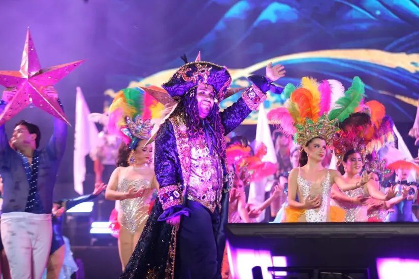 Fuegos artificiales y fiesta así fue la coronación del Rey de la Alegría en Mazatlán