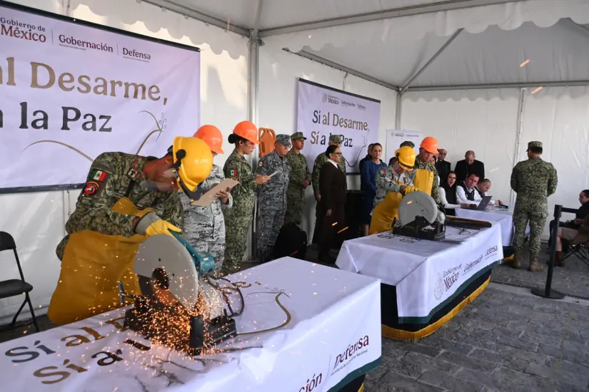 Las armas entregadas son destruidas por el ejército mexicano. Foto: Gobierno de México. 