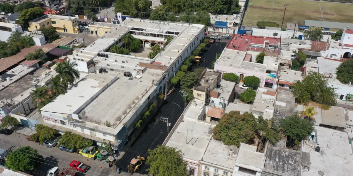 El Gobierno Municipal de Culiacán implementa mejoras viales en Culiacán con el reencarpetado de la calle Rodolfo G. Robles.