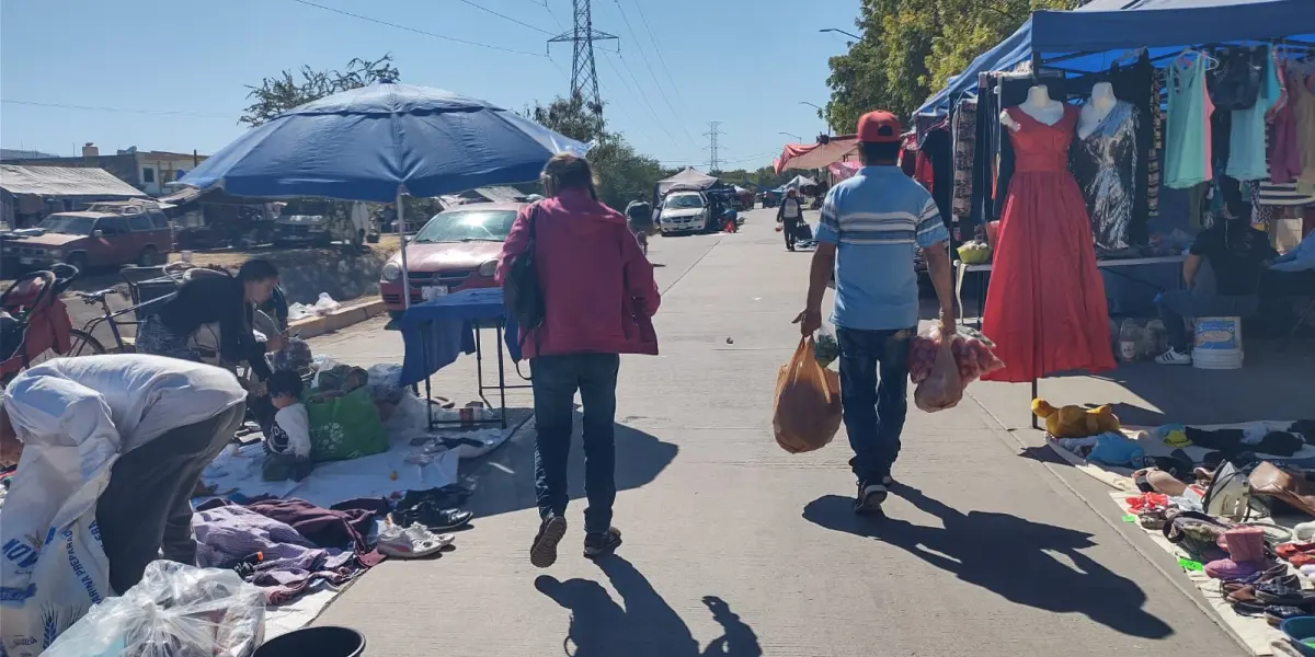 El mercado al aire libre de Laureles Pinos es punto de encuentro donde la comunidad se apoya mutuamente en tiempos difíciles. Foto: Juan Madrigal