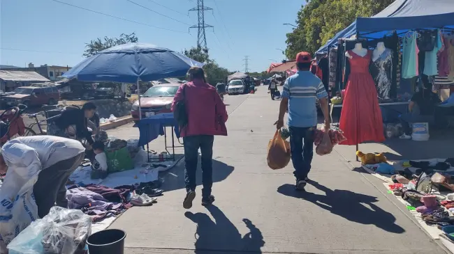 El mercado al aire libre de Laureles Pinos es punto de encuentro donde la comunidad se apoya mutuamente en tiempos difíciles. Foto: Juan Madrigal