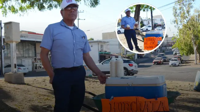 Reyes, quien vende su agua fresca en el cruce de la avenida Manuel Clouthier y Cerro de las Cumbres, disfruta de la cercanía de su familia mientras se dedica a su negocio. Más que un simple negocio, su historia es la de un hombre que, con trabajo y fe, busca ofrecer lo mejor a su familia. Foto: Juan Madtigal