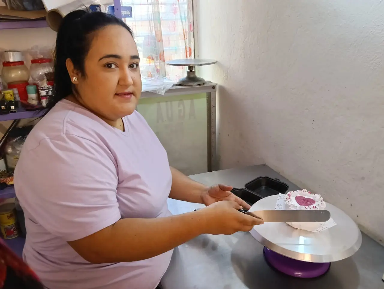Adriana Salazar es la repostera de Barrancos, al sur de Culiacán, que con dedicación busca superarse día con día.