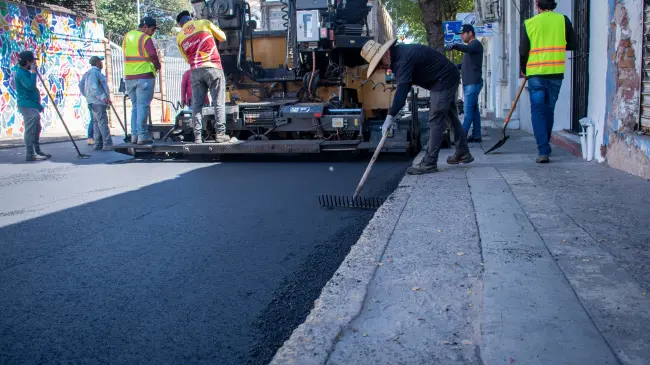 La rehabilitación de la avenida Antonio Rosales forma parte de un programa integral de mantenimiento urbano que busca optimizar el tránsito y garantizar vialidades en óptimas condiciones en Culiacán.