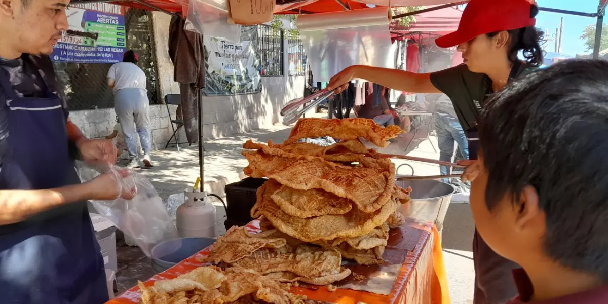 Chicharrón de puerco, un deleite como botana o para guisos. Sabor del tianguis