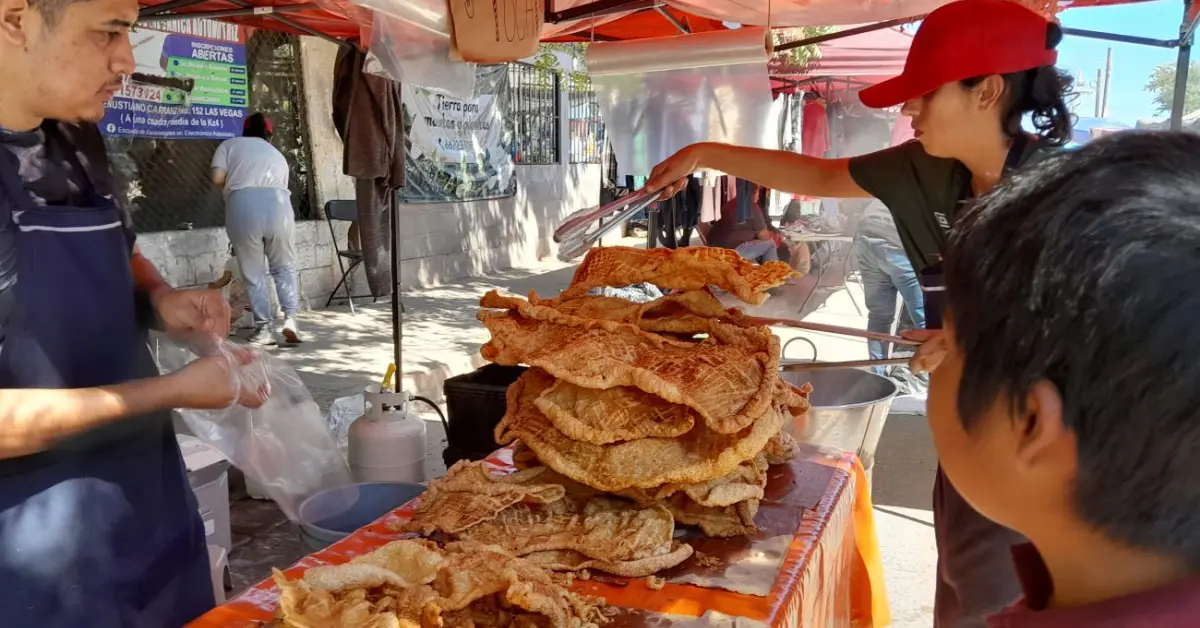 Juan Carlos García hace que en Villa Juárez, Navolato nomás sus chicharrones truenen