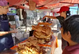 Juan Carlos García hace que en Villa Juárez, Navolato nomás sus chicharrones truenen