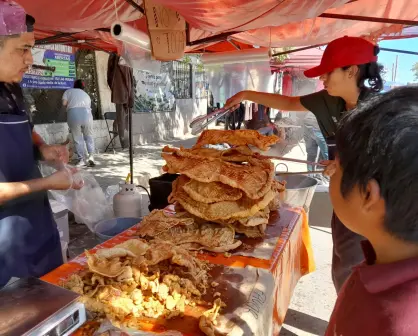 Juan Carlos García hace que en Villa Juárez, Navolato nomás sus chicharrones truenen