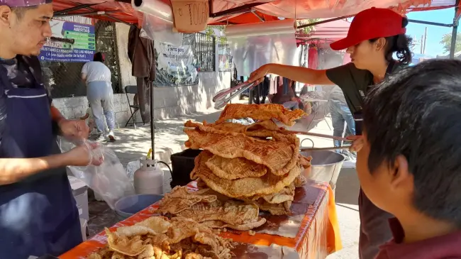 Chicharrón de puerco, un deleite como botana o para guisos. Sabor del tianguis