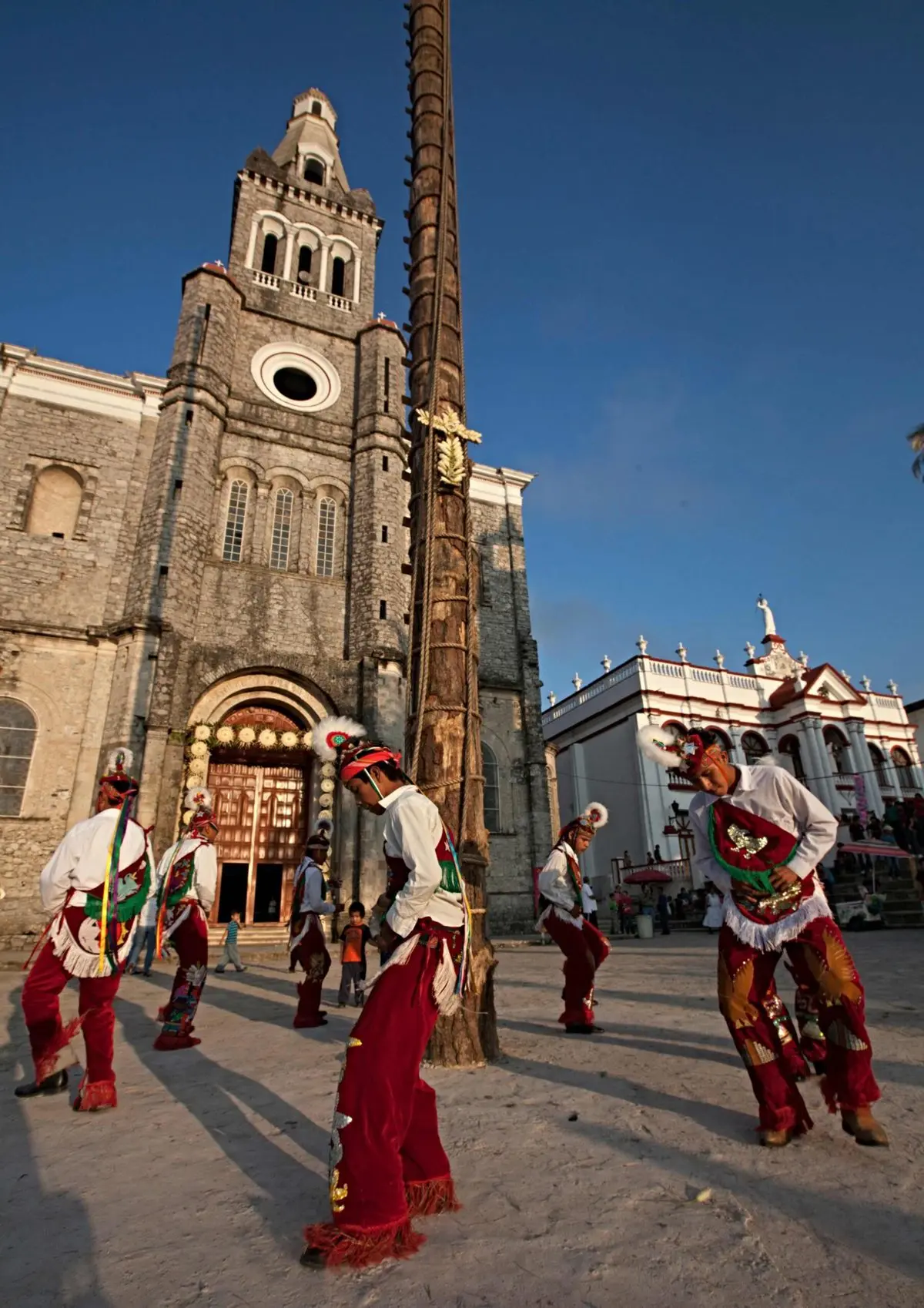 Danzadores Voladores frente a la parroquia de San Francisco Foto: México Desconocido