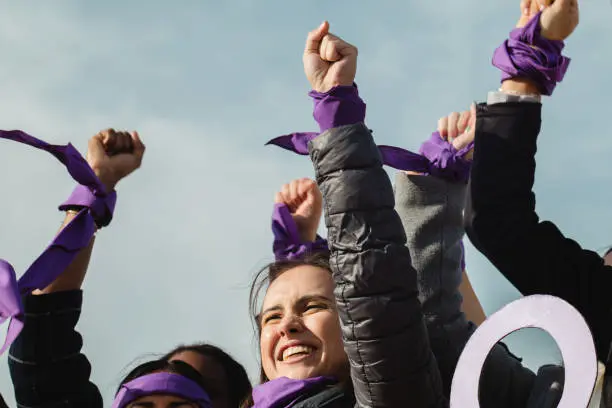 No olvides tus carteles para las marchas de este 8M. Foto: iStock. 