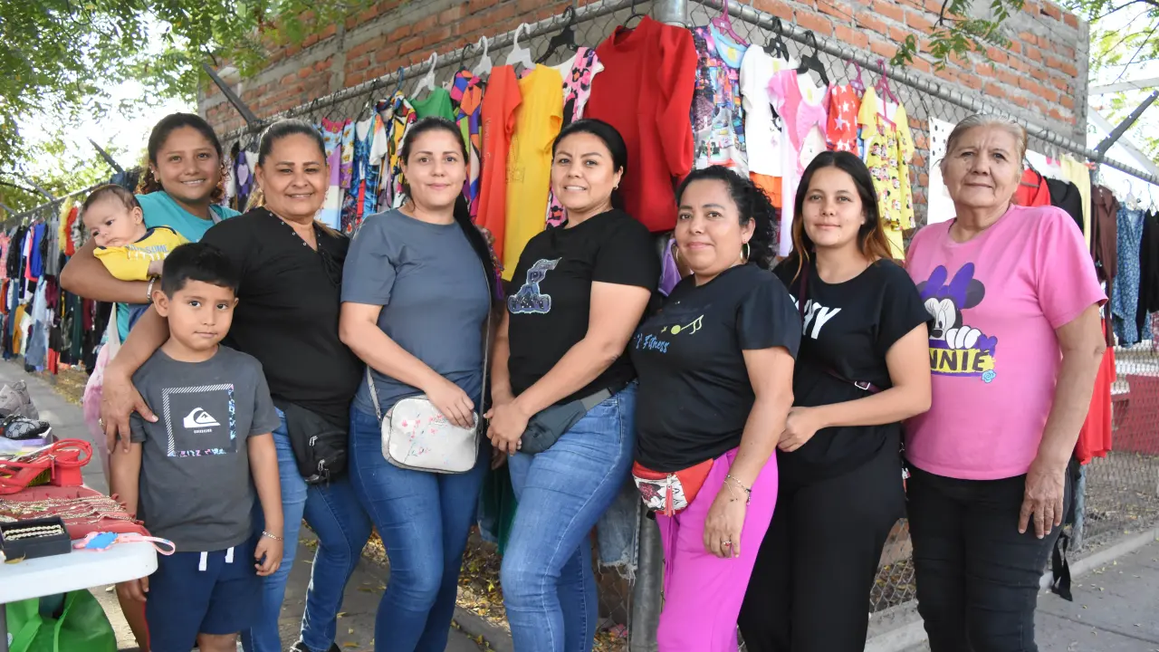 En Alturas del Sur, las mujeres se han unido y han creado el Tianguis del Kinder. Fotos: Lino Ceballos