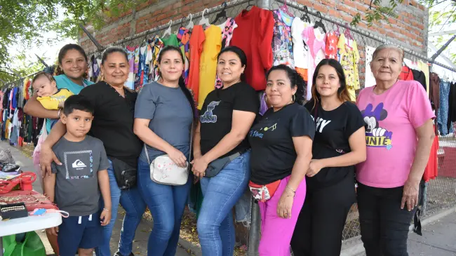 En Alturas del Sur, las mujeres se han unido y han creado el Tianguis del Kinder. Fotos: Lino Ceballos