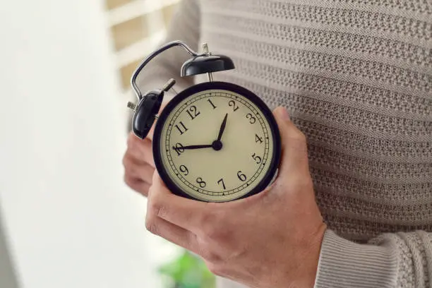 Ajusta tus relojes y comienza a acostumbrarte a tu nuevo horario. Foto: iStock. 