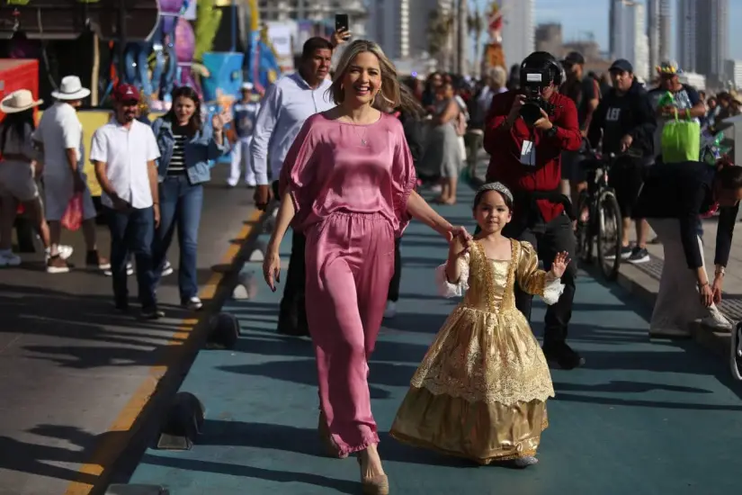 Aitana previo al inicio del segundo desfile. Foto: Cortesía