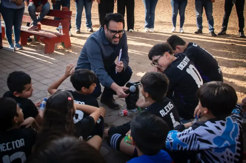 El presidente municipal se dirigió a los niños presentes en el evento